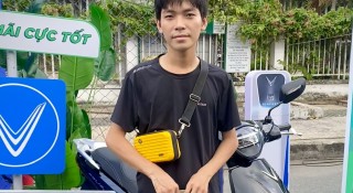 Đổi từ xe máy xăng sang xe máy điện VinFast, tài xế chia sẻ: “Giữ gìn được sức khỏe, tiết kiệm được nhiều tiền”